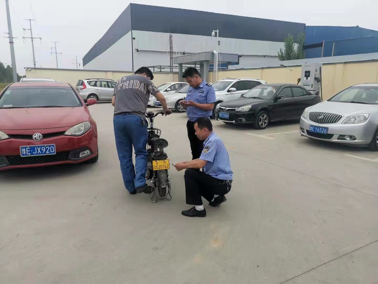 我為群眾辦實(shí)事︱太貼心了！公司門(mén)口就可以辦理電動(dòng)車(chē)上牌