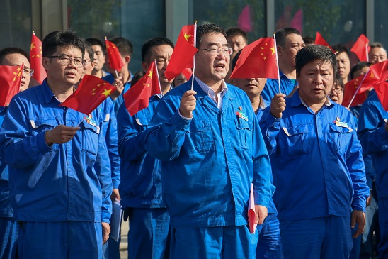 五星紅旗，我愿做你光華中淡淡的一筆——安彩高科舉行 國慶升旗儀式
