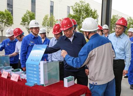打造向上向前第一象限生力軍 錘煉甘于做人做事作難、受苦受累受屈的企業(yè)家隊(duì)伍——河南投資集團(tuán)黨委書(shū)記、董事長(zhǎng)劉新勇蒞臨安彩高科開(kāi)展主題教育調(diào)研